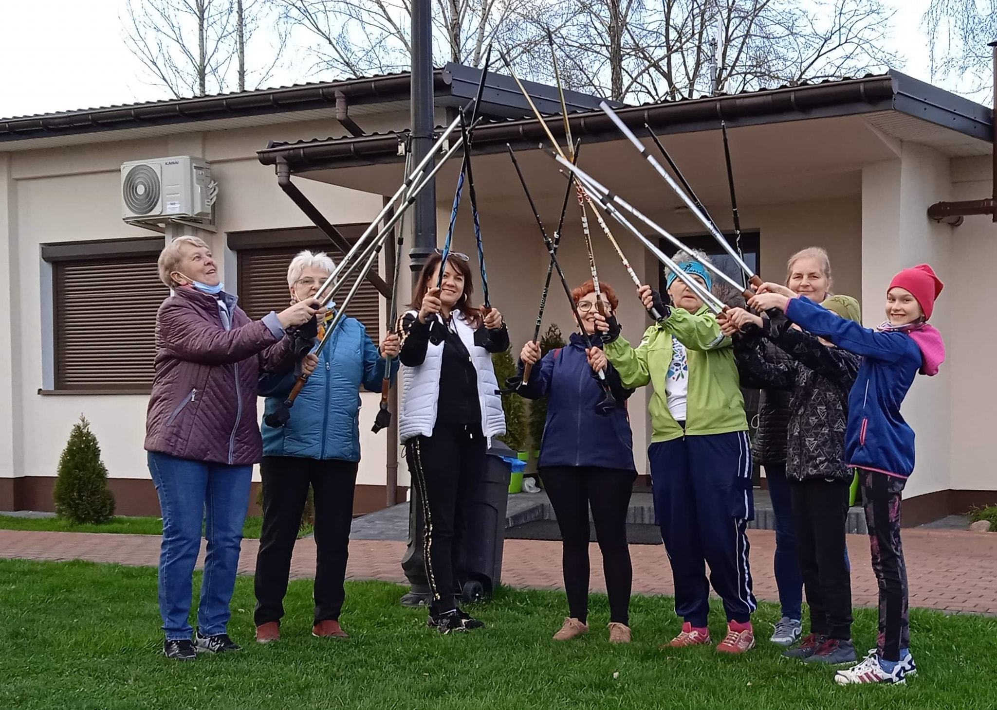grupa ludzi, kijki, nordic walking